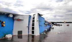 Detik-detik KM Satya Kencana III Terbalik di Pelabuhan Kumai, 8 Fuso dan 2 Minibus Masih Terjebak<