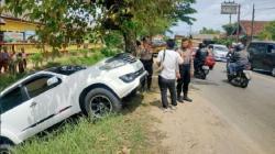 Fortuner Jalan Mundur lalu Tabrak Motor Masuk Parit, Pengemudinya Lansia Perempuan