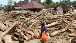 Material Kayu dan Lumpur Masih Penuhi Jalanan Imbas Banjir Bandang di Bali