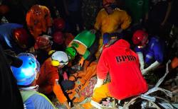  Dramatis, Begini Detik-detik Evakuasi Korban Tertimbun Tebing Longsor di Banjarnegara<