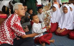  Decak Kagum Ganjar Lihat Kelincahan Anak-anak SD jadi Pengrawit, Sinden hingga Dalang<