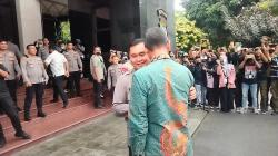 Datangi Mapolda Metro Jaya, Pj Gubernur DKI Heru Disambut Pelukan Irjen Fadil Imran