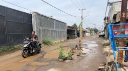 Miris, 120 Km Jalan Kabupaten Rusak, Plt Bupati Bandung Barat Minta Warga Sabar