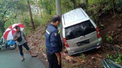 Tak Kuasai Medan, Anggota TNI Bawa Mobil Terperosok ke Tebing di Jalur Tengkorak