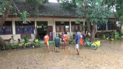 Dipenuhi Endapan Lumpur akibat Banjir, 3 SD di Tuban Terpaksa Liburkan Siswa