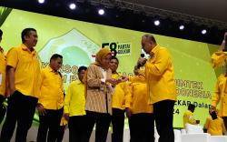 Terima KTA dan Jaket Golkar, Wanda Hamidah Resmi Tinggalkan Nasdem
