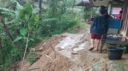 Longsor Timbun 1 Rumah di Takokak Cianjur, Penghuni Berhamburan Selamatkan Diri<