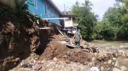 Hujan Deras Picu Sungai Cianjur Meluap, 5 Rumah di Cilaku Terkena Abrasi