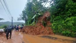 Tebing Setinggi 10 Meter Longsor, Jalan KBB-Cianjur Selatan Sempat Lumpuh<