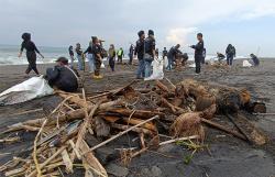 Dukung Pariwisata, Ratusan Relawan Bersihkan Sampah di Pantai Trisik 