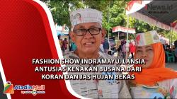 Fashion Show Indramayu, Lansia Antusias Kenakan Busana dari Koran dan Jas Hujan Bekas<