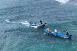 Dramatis, Tim SAR Gunungkidul Selamatkan 6 Wisatawan yang Terseret Ombak Pantai Ngandong <