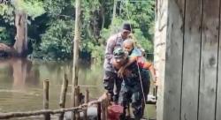 Petugas BPBD Evakuasi Lansia Sakit dan Warga yang Terjebak Banjir di Palangka Raya
