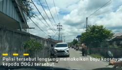 Viral Aksi Polisi Lepas Seragam Tutupi Perempuan ODGJ Telanjang Dada di Singkawang