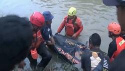 Sopir Truk Nyebur ke Sungai di Tuban Ditemukan Tewas Tersangkut dalam Kendaraan
