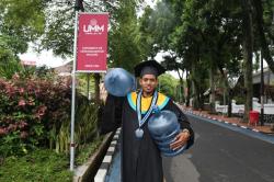 Kisah Alex Rela Jualan Air Galon Isi Ulang Demi Kuliah S2