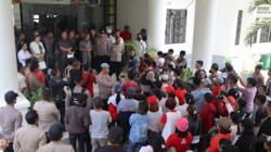 Tolak Hasil Pemilihan Hukum Tua, Warga Tumpaan Minahasa Selatan Aksi Damai di DPRD