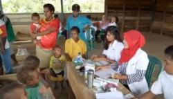 3 Kisah Heroik Dokter Indonesia, Ada yang Tempuh 16 Km untuk Tolong Pasien di Pedalaman Hutan Papua