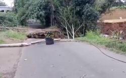 Tergerus Air Sungai, Jalan Penghubung Gianyar-Bangli Ambles Sedalam 20 Meter