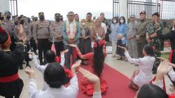 Kapolda Sulut Irjen Setyo Budiyanto Tiba di Manado, Disambut Tarian Tradisional