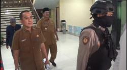 4 Jam Geledah Ruang Kerja Bupati hingga Sekda Bangkalan, KPK Bawa Berkas 3 Koper