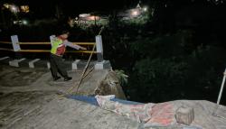 Longsor, Jalan Akses Warga di Cigombong Bogor Terputus