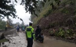 Longsor Tutup Jalan Trans Sulawesi di Majene, Polisi Terapkan Buka Tutup