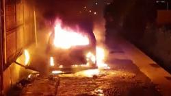 Mobil VW Kombi Ludes Terbakar di Pinggir Jalan Kota Padang, Diduga Korsleting Mesin
