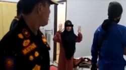 Pasangan Asyik Mesum Digerebek Petugas, Kondom Bekas Ditemukan di Bawah Kasur Hotel