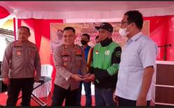 Cegah Curanmor, Polisi Bagikan Gembok di Kertapati Palembang 