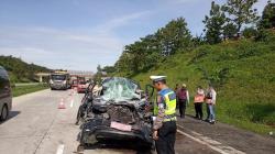 Brak, Mobil Dinas Innova Berpelat B Tabrakan di Tol Cipali, 3 Luka-luka<