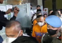 Dikawal Ketat, 6 Tersangka Tragedi Kanjuruhan Dibawa ke Rutan dengan Baju Tahanan