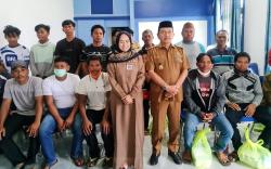 Bupati Pasangkayu Beri Bantuan Alat Pancing untuk Nelayan