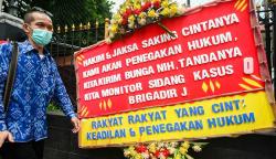 Karangan Bunga Dukung Bharada E Terbuka soal Pembunuhan Brigadir J