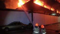 Gudang Kardus dan Tripleks di Cijagra Bandung Terbakar Hebat, Api Sulit Dipadamkan