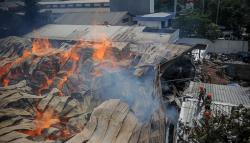 22 Mobil Damkar Dikerahkan Padamkan Kobaran Api di Pabrik Tripleks Cijagra Bandung<