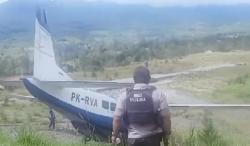Pesawat Tergelincir di Bandara Aminggaru Bawa Kargo, Tak Ada Korban Jiwa