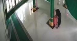 Terekam CCTV Curi Uang Kotak Amal Masjid, Pria Ini Nyaris Diamuk Massa