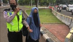 Penampakan Perempuan Bercadar Tenteng Pistol Terobos Istana, Paspampres Ditodong