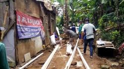  Salut, Calon Kades Ini Perbaiki Rumah Warga Nyaris Ambruk meski Kalah di Pilkades Kendal