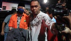 Tampang Irjen Teddy Minahasa Pakai Baju Tahanan, Tangan Diborgol Ditutup Jaket