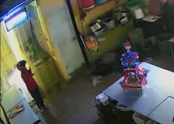 Terekam CCTV, Pria Berhelm Curi Uang di Rumah Warga