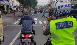 Begini Aksi Anggota Polres Salatiga saat Rekam Pelanggar Lalu Lintas dengan HP E-TLE