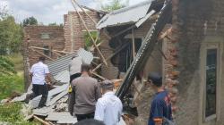 Tak Kuat Menahan Hujan Deras, Rumah di Cirebon Ambruk Timpa Penghuni, 3 Luka-luka<