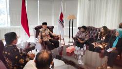 TGB Zainul Majdi Terima Kunjungan Relawan Ganjar Pranowo<