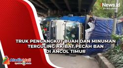 Truk Pengangkut Buah dan Minuman Terguling akibat Pecah Ban di Ancol Timur