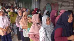 Operasi Pasar, Ratusan Warga di Tegal Antre dan Saling Dorong demi Dapatkan Sembako Murah