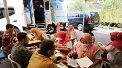 Ratusan Buruh Pabrik Rokok di Pekalongan Terima Dana Bansos<