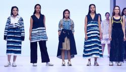 Gaya Fuji Melenggang di Panggung Jakarta Fashion Week 2023
