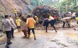Tebing 12 Meter Longsor Timpa Pengendara Motor di Jalur Tasikmalaya-Garut<